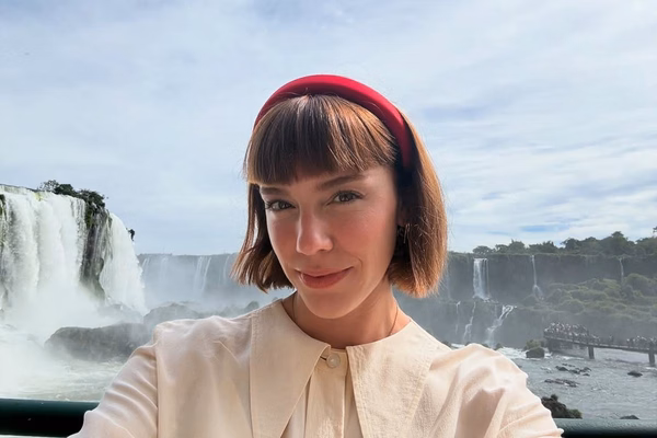 Alice Wegmann chama atenção ao dançar com Humberto Carrão e Lucas Leto