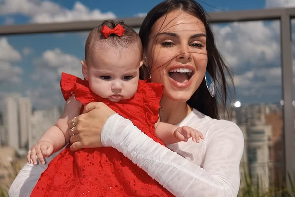 Amanda Kimberlly, mãe da terceira filha de Neymar, passa por cirurgia