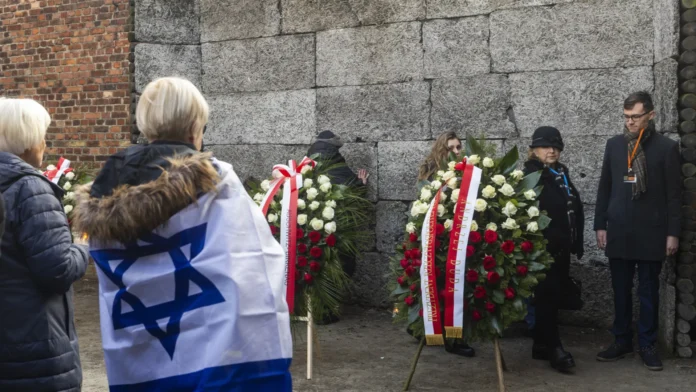 Auschwitz cala políticos para celebrar 80 anos de sua liberação dos nazistas