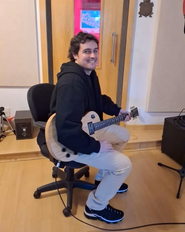 Dono do hit Musa do Verão volta a trabalhar como professor de música