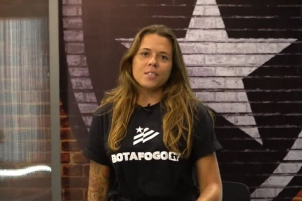 “Envergonhada”, diz cantora sobre romance da filha com Artur Jorge