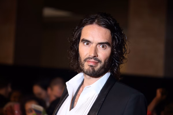 Russell Brand se pronuncia após acusações de estupro e assédio sexual