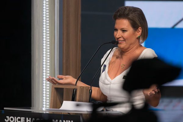 Joice Hasselmann terá que indenizar emissora após chamá-la de “lixo”