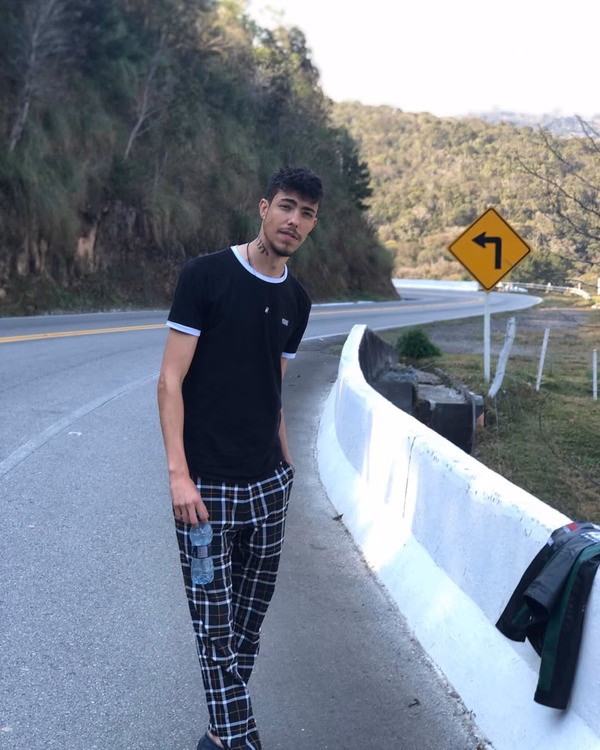 Quem é o filho de Latino acusado de agressão e vícios pelo cantor