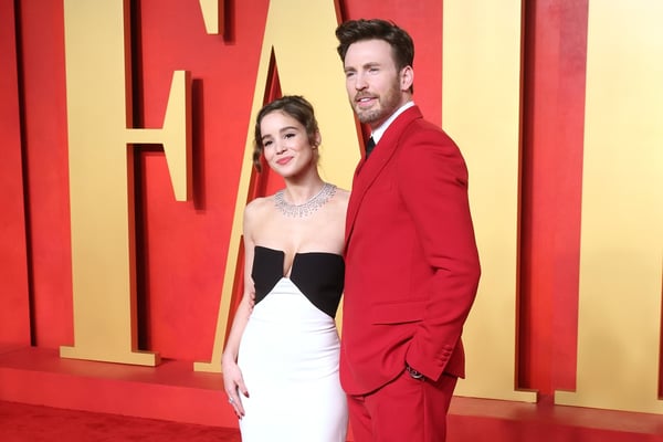 Chris Evans pediu namorada em casamento em português; entenda por que