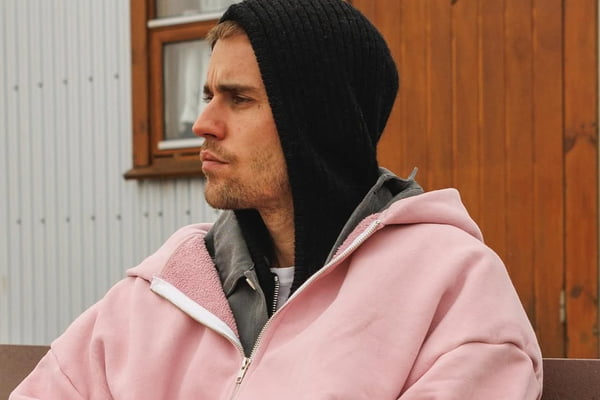 Justin Bieber desabafa após ter reação explosiva exposta em vídeo