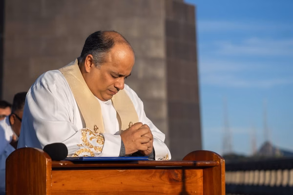 Padre influencer sofre acidente em visita ao Cristo Redentor