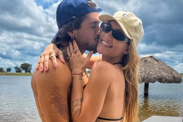 Ana Castela e Zé Felipe são flagrados juntos na casa da cantora: veja