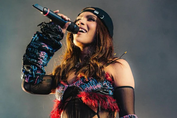 Anitta revela que não ensaia antes de shows: “No calor do momento”