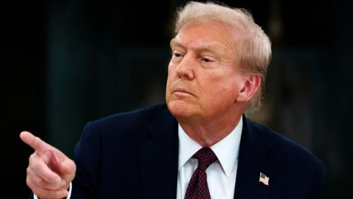 Trump é detonado em restaurante: 