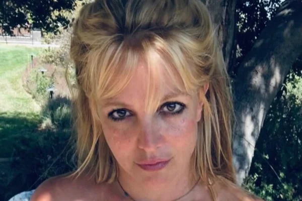Ex-marido diz que Britney Spears vigiava filhos com uma faca Ex-marido diz que Britney Spears vigiava filhos com uma faca na mão