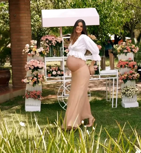 Camila Queiroz encanta ao mostrar barriga no oitavo mês da Camila Queiroz encanta ao mostrar barriga no oitavo mês da gravidez