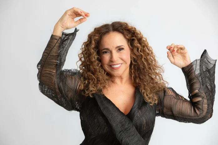 Chico Buarque aprova show de Daniela Mercury com suas músicas: "está achando o máximo"