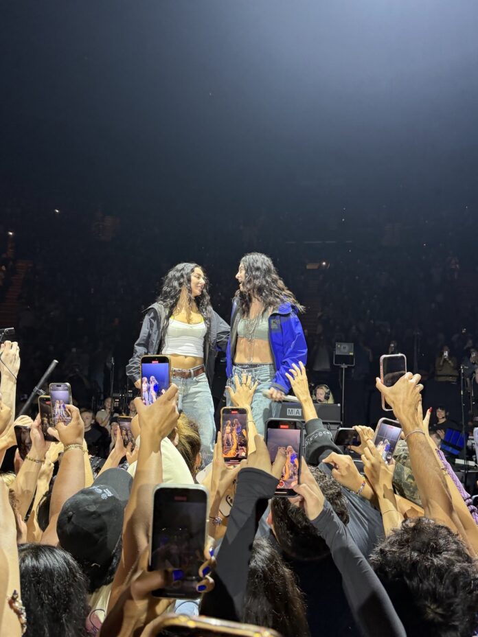 Juntas, de novo! Charli XCX e Lorde fazem nova performance Juntas, de novo! Charli XCX e Lorde fazem nova performance de