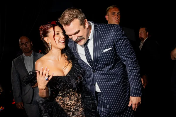 Stranger Things: David Harbour ignora escândalo com Millie Bobby Brown