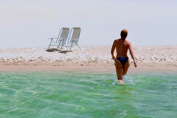 Angélica publica fotos de aniversário com direito a topless: veja - destaque galeria