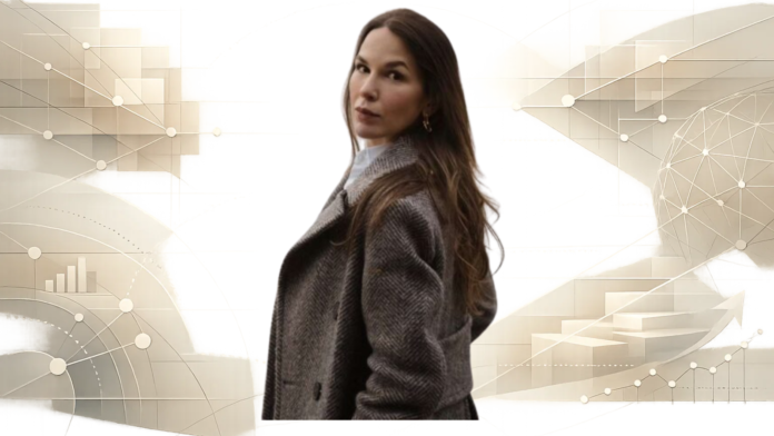 Mariana Tassin em retrato editorial com fundo abstrato que representa estrutura organizacional, tecnologia e crescimento estratégico