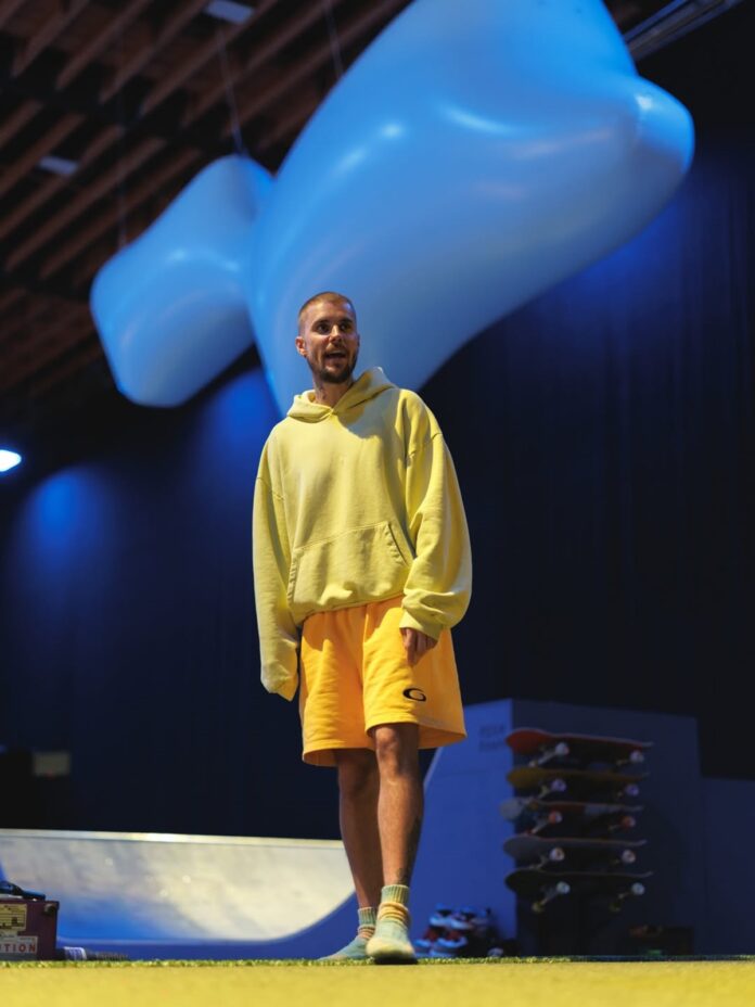 Às vésperas do Coachella, Justin Bieber faz show intimista com a presença do filho; veja vídeos