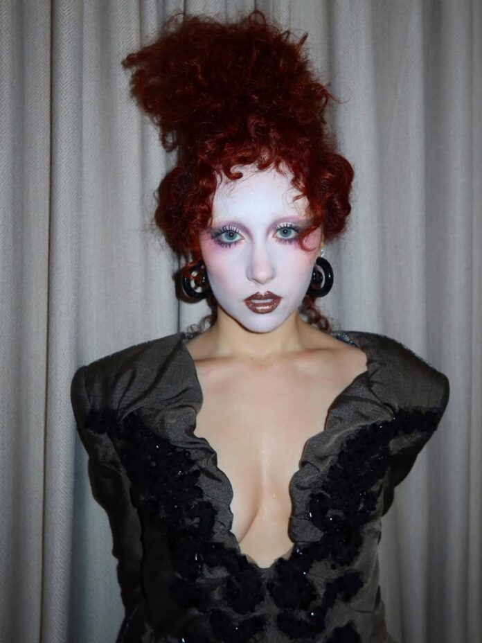 Filha de 11 anos de jogador do Flamengo é acusada de "assediar" Chappell Roan; caso repercute no mundo