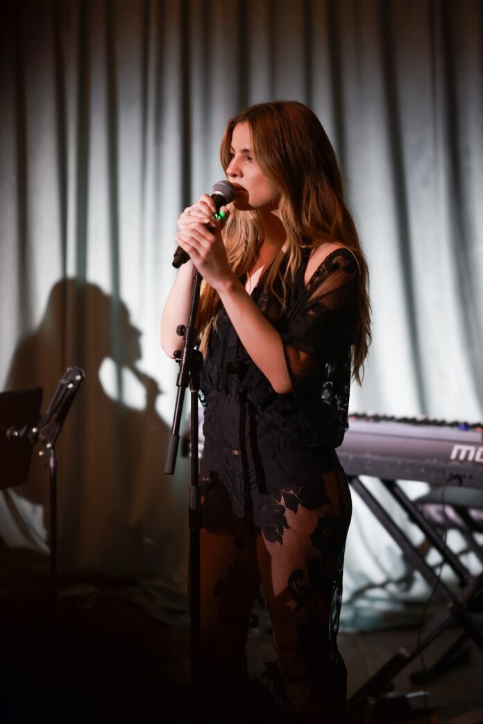 "Grey Zone": Giulia Be canta música inédita em momento de divulgação intensa na América do Norte