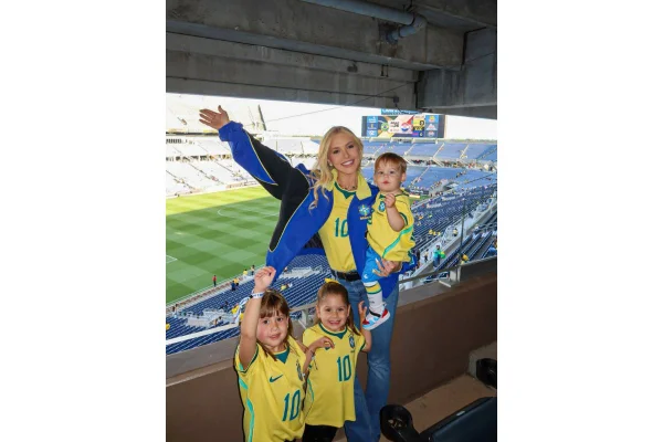 Virginia leva filhos para assistir a Vini Jr. em jogo do Brasil: veja fotos - destaque galeria