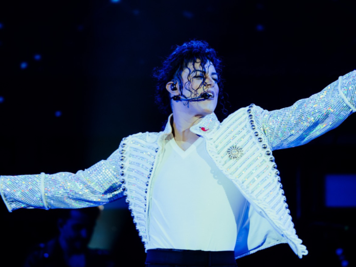 Rodrigo Teaser faz show para 15 mil pessoas na China com tributo a Michael Jackson